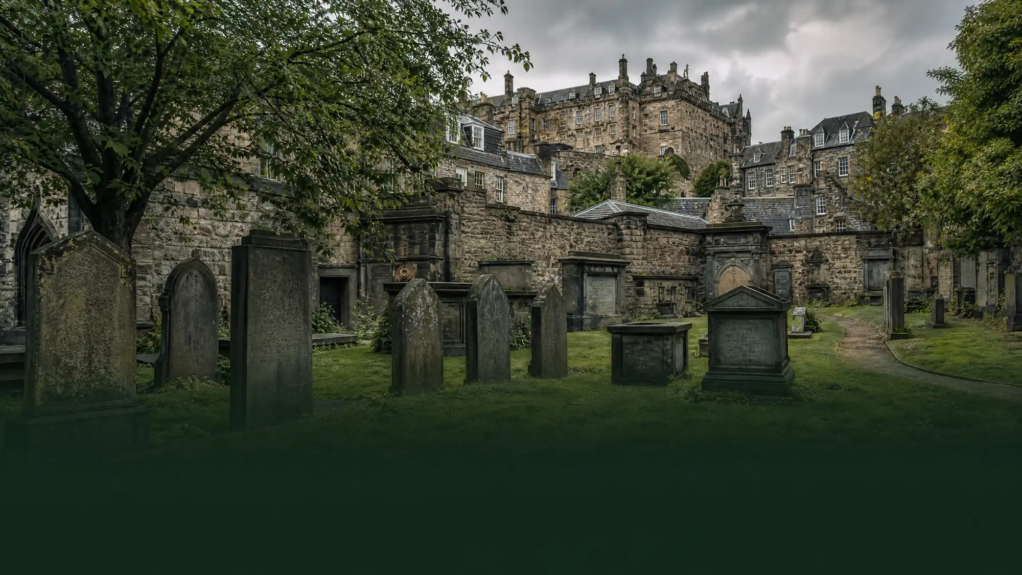 Explorez un cimetière du 16e siècle connu pour ses chiens fidèles, ses esprits frappeurs et son inspiration littéraire. L'entrée est gratuite, mais les visites guidées de fantômes donnent accès à des zones restreintes.