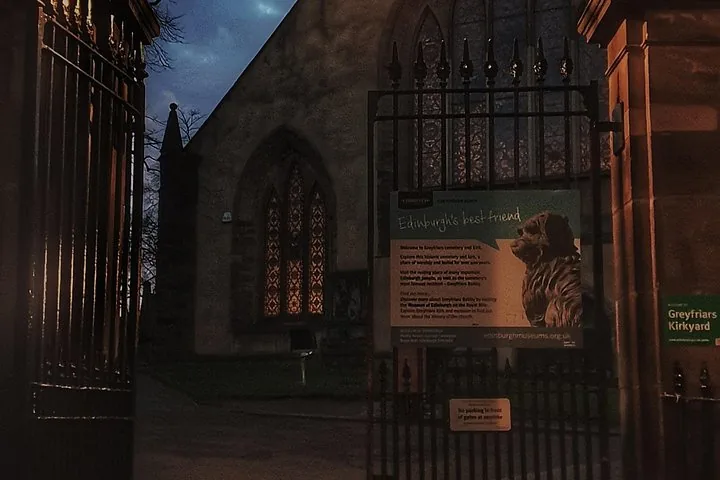 A sign on a gate at the entrance to Greyfriars Kirkyard.